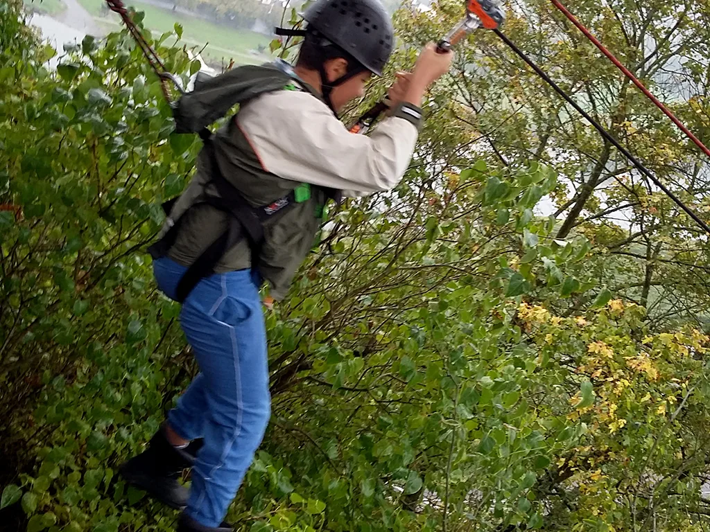 Person hängt startbereit an der Seilrutsche.